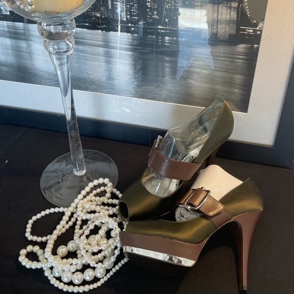 NEW BCBG Chole Hummus/Brown Satin Vachetta Heels - Picture 2 of 16